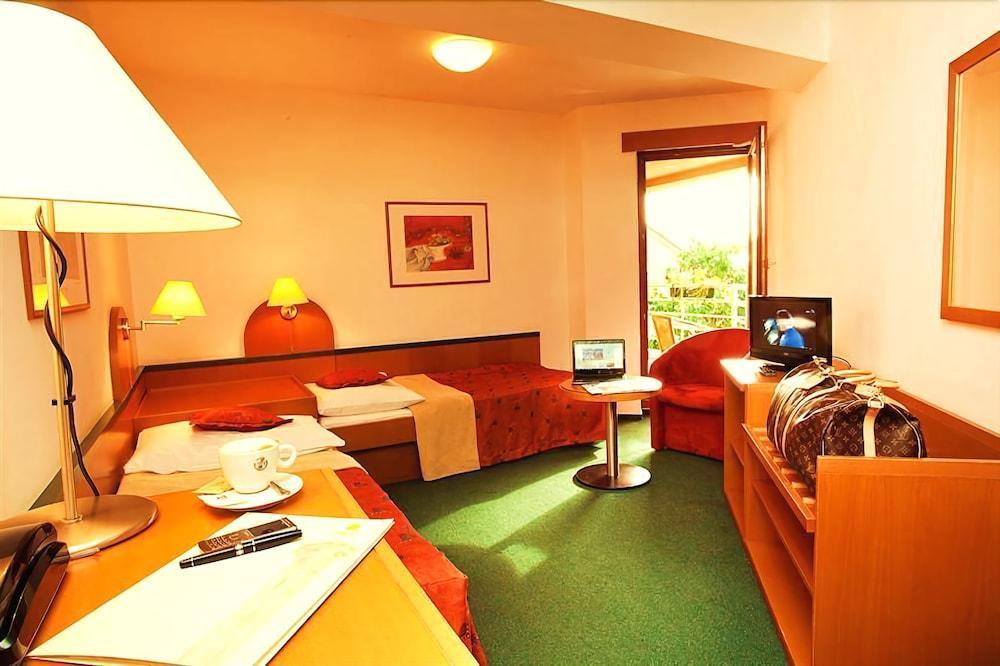 פראג Hotel Troja מראה חיצוני תמונה